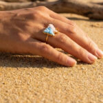 Bague femme dorée motif papillon bleu et fleurs roses