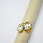 Bague femme dorée pierres facettées transparentes chic