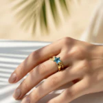 Bague femme dorée double anneau à étoile bleue portée à la main, anneau lisse et anneau chaîne