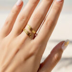 Bague femme dorée ouverte motif feuilles délicates