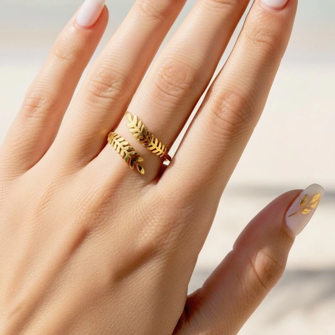 LV-BG-27 Bague femme dorée ouverte motif feuilles délicates portée au doigt, deux branches de feuillage