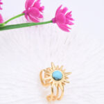 Bague femme dorée ouverte motif soleil centre bleu
