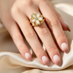 Bague femme dorée motif fleur blanche brillante chic