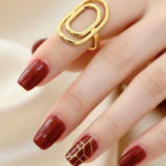 Bague femme dorée à grand motif double ovale ajouré façon maillon portée au doigt