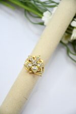 Bague femme dorée motif fleur pierres transparentes – Image 2