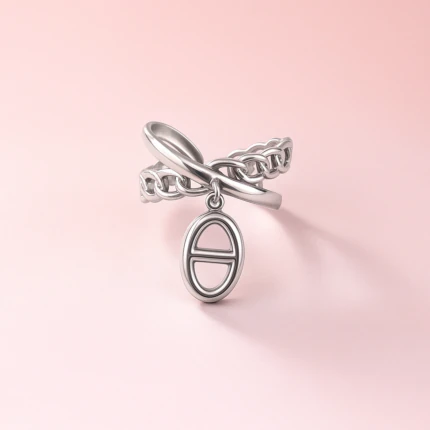 Bague femme argentée effet maillon avec charm ovale suspendu et anneaux croisés sur fond rose