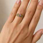 Bague femme dorée fleurs colorées et détails brillants
