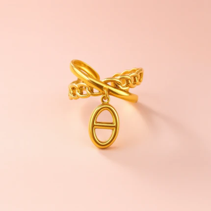 Bague femme dorée maillon avec charm ovale, anneau lisse croisé sur un anneau chaîne, fond rose