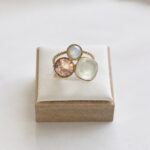 Bague femme dorée trois pierres effet nacré et rosé – Image 3