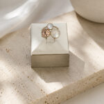 Bague femme dorée trois pierres effet nacré et rosé – Image 2
