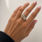 Bague femme dorée trois pierres effet nacré et rosé