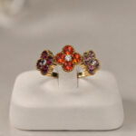 Bague femme dorée trio de fleurs colorées brillantes – Image 2