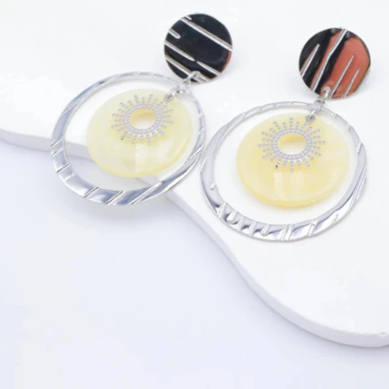 Paire de boucles d'oreilles pendantes argentées à grand anneau, disque jaune pâle et soleil ajouré