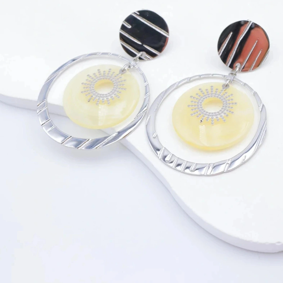 Paire de boucles d'oreilles pendantes argentées à grand anneau, disque jaune pâle et soleil ajouré