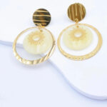 Boucles d’oreilles femme pendantes ton doré motif soleil – Image 2