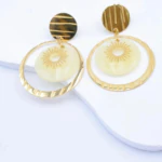 Paire de boucles d'oreilles pendantes ton doré, soleil sur disque jaune clair dans un anneau texturé