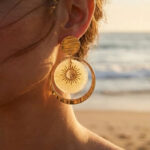Boucles d’oreilles femme pendantes ton doré motif soleil