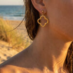 Boucles d’oreilles pendantes dorées motif trèfle femme