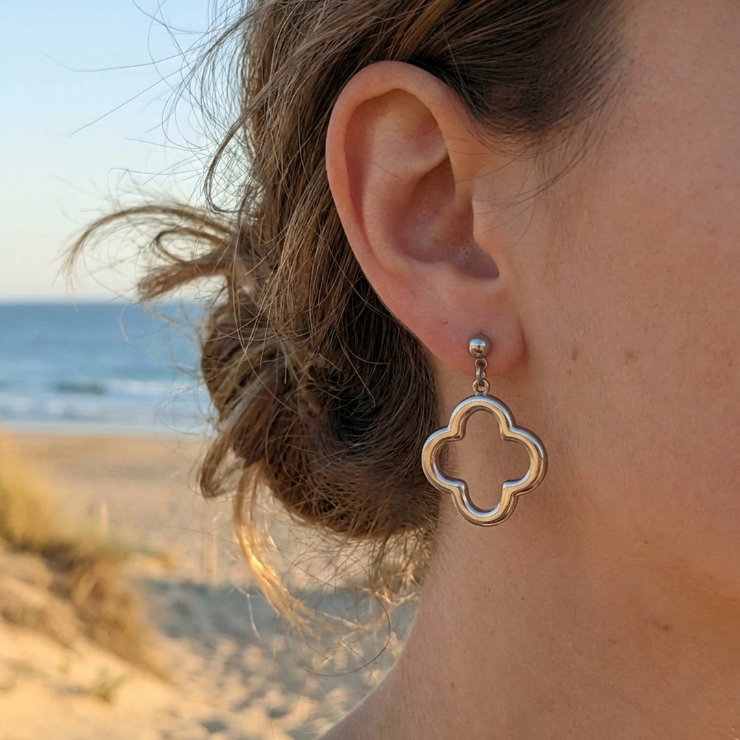 LV-BO-24 Boucles d’oreilles pendantes argentées motif trèfle femme – Image 1