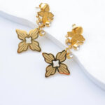 Boucles d’oreilles pendantes dorées motif floral femme – Image 3