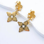 Boucles d’oreilles pendantes dorées motif floral femme – Image 2