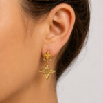 Boucles d’oreilles pendantes dorées motif floral femme