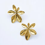 Boucles d’oreilles femme dorées fleur pétales relief – Image 2