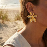 Boucles d’oreilles femme dorées fleur pétales relief