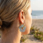 Boucles d’oreilles créoles dorées fleur bleue pailletée femme