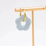 Boucles d’oreilles créoles dorées fleur bleue pailletée femme – Image 2