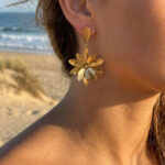 Boucles d’oreilles pendantes dorées fleur à pétales femme