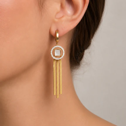 Boucles d'oreilles créoles dorées cercle à franges portées à l'oreille, strass et carré blanc nacré