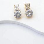 Boucles d’oreilles pendantes ton doré pierres transparentes femme – Image 2