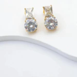 Boucles d'oreilles pendantes dorées à pierres transparentes facettées, une rectangulaire et une ronde