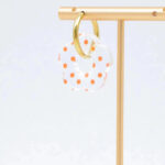 Boucles d’oreilles créoles dorées fleur à pois orange femme – Image 2
