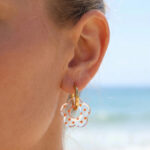 Boucles d’oreilles créoles dorées fleur à pois orange femme