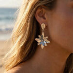 Boucles d’oreilles pendantes dorées fleur pétales femme