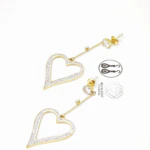 Paire de boucles d'oreilles pendantes dorées à grand cœur ajouré serti de strass et puce cristal