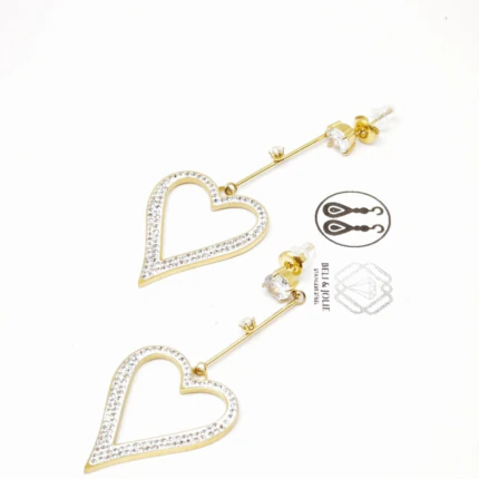 Paire de boucles d'oreilles pendantes dorées à grand cœur ajouré serti de strass et puce cristal