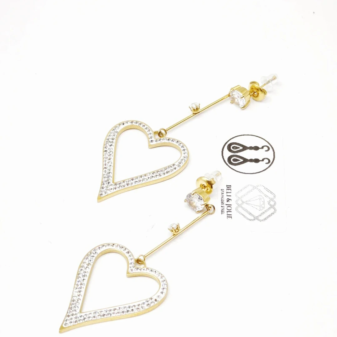 Paire de boucles d'oreilles pendantes dorées à grand cœur ajouré serti de strass et puce cristal