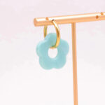 Boucles d’oreilles créoles dorées fleur bleue femme – Image 2