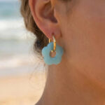 Boucles d’oreilles créoles dorées fleur bleue femme