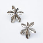 Boucles d’oreilles femme argentées fleur pétales relief – Image 2