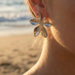 Boucles d’oreilles femme argentées fleur pétales relief