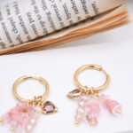 Boucles d’oreilles créoles dorées breloques roses femme