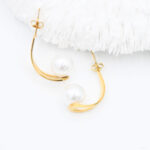 Boucles d’oreilles femme dorées courbées à perle blanche – Image 3