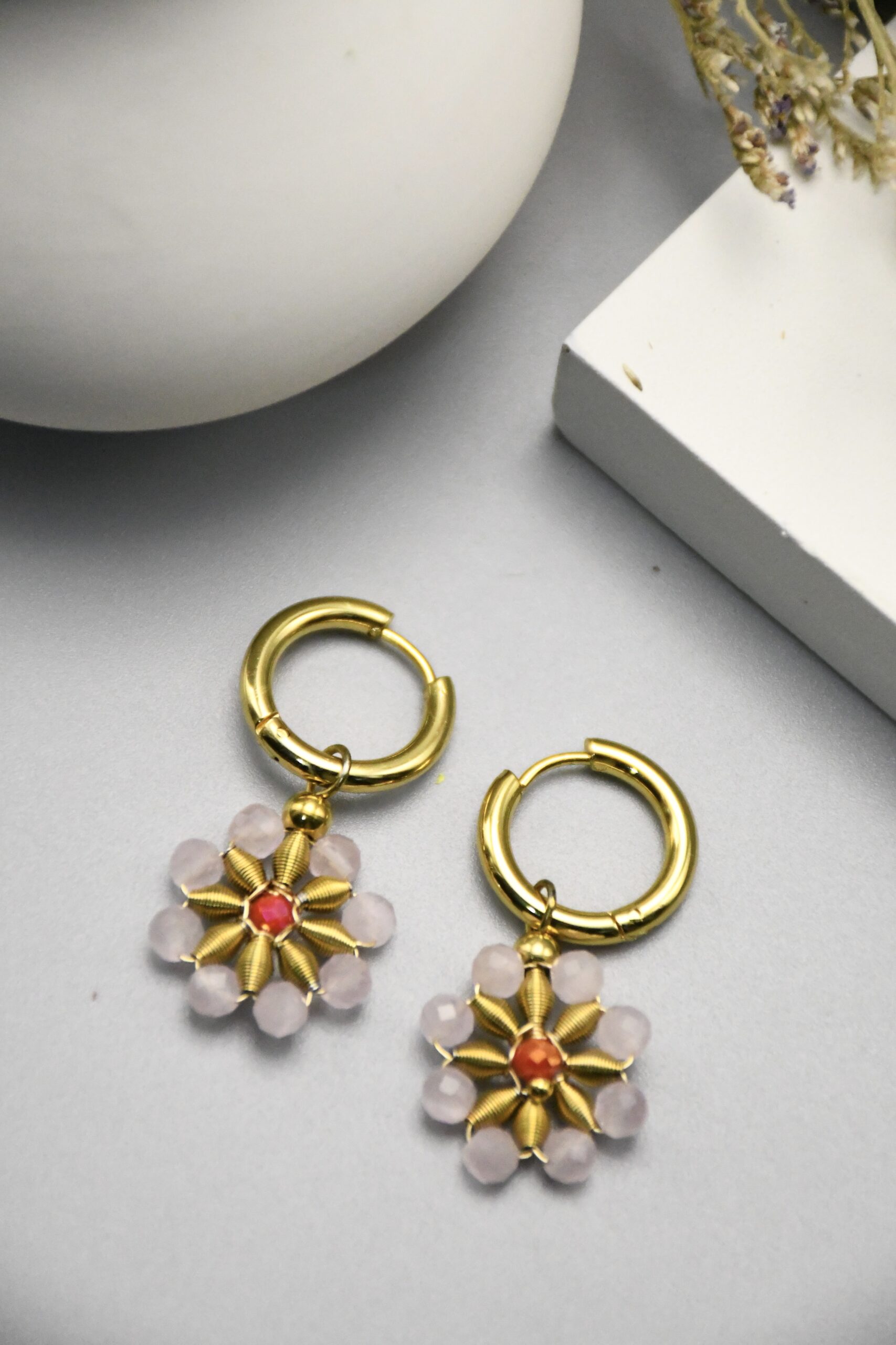 LV-BO-43 Boucles d’oreilles femme créoles dorées fleur perles rosées – Image 1