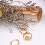 Boucles d’oreilles créoles dorées médaillon fleur femme – Image 2