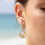 Boucles d’oreilles créoles dorées médaillon fleur femme