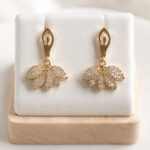 Boucles d’oreilles pendantes dorées fleur scintillante – Image 2